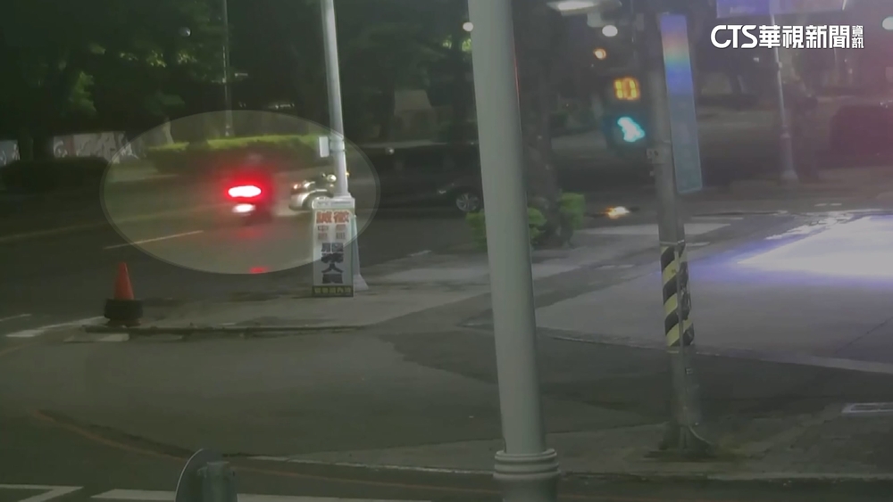 疑女駕駛未禮讓直行機車　女騎士直直撞上彈飛