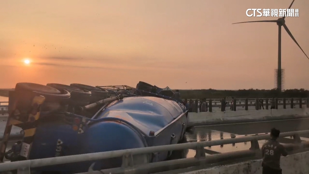 驚險！　油罐車追撞故障貨車翻覆　大片油漬流滿西濱