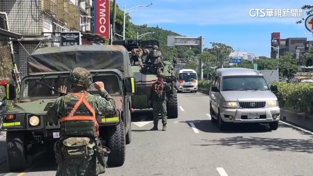 陸軍裝甲車基隆突拋錨　一度堵塞交通　車輛拖回檢修