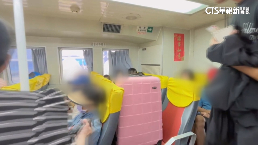 暑假旅遊爆亂象　東琉線交通船遊客行李占位