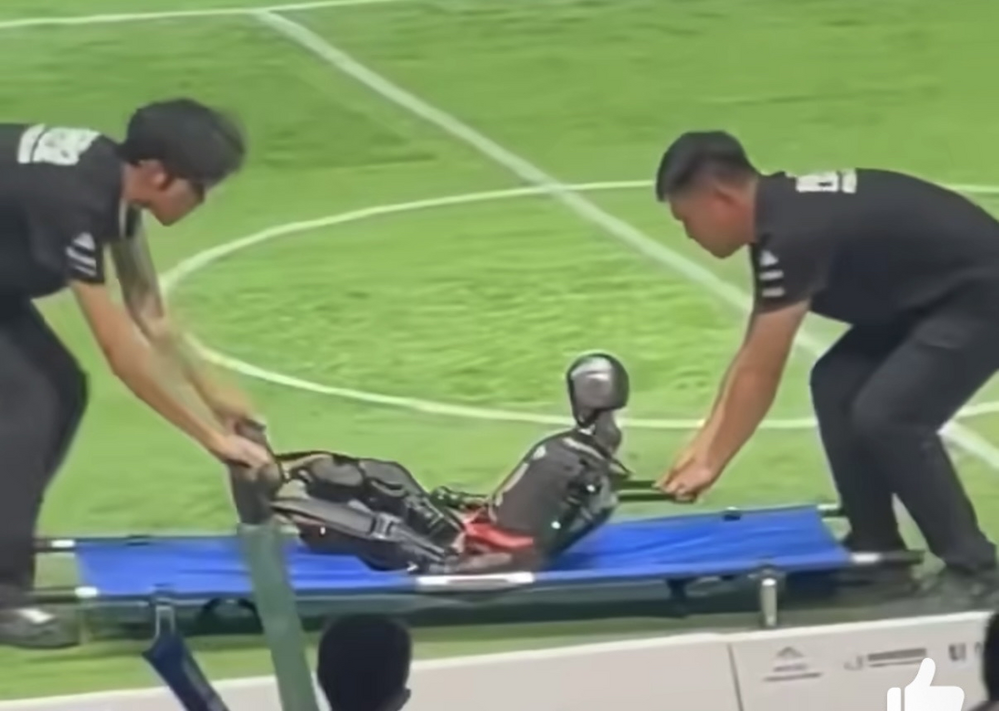 中國AI機器人足球賽　倒地「擔架抬出場」！中網笑翻：像爺爺在踢球