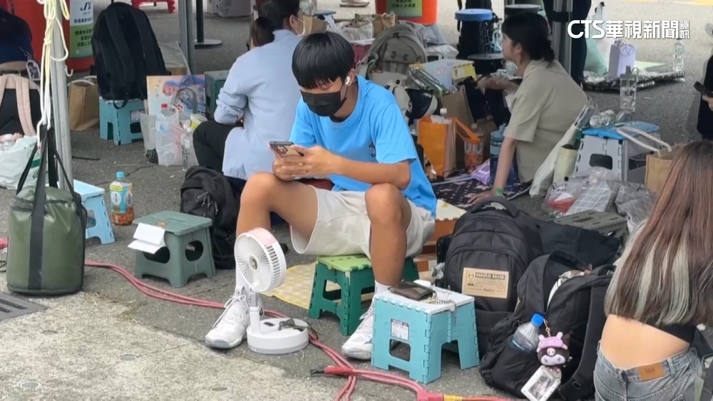 TWICE娜璉來了！　高雄太陽超毒　粉絲備消暑小物卡位