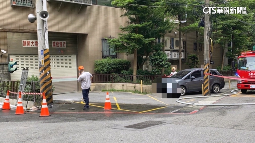 馬路噴火！　新北中和施工挖破管線　瓦斯外洩竄火光