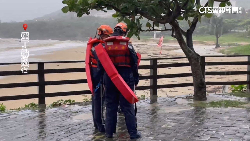 丹娜絲來勢洶洶！墾丁捲長浪　飯店前「路淹小河」