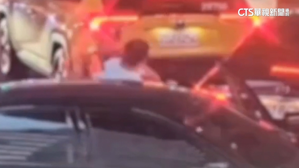 義交促駕駛停網狀格淨空路口　2人爆全武行