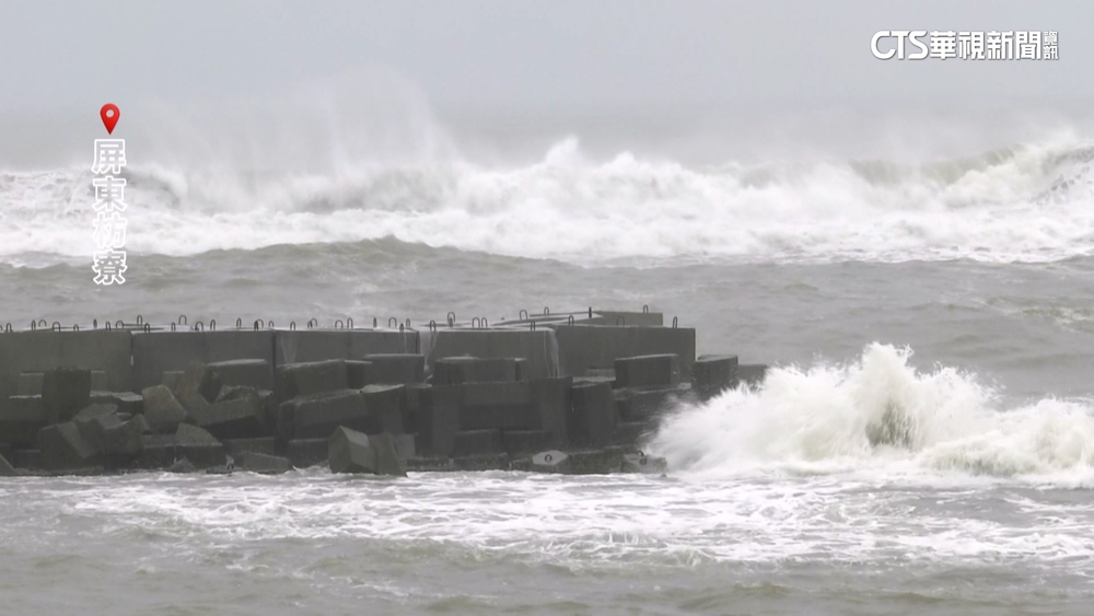 丹娜絲逼近！　西子灣2米高大浪越過防波堤