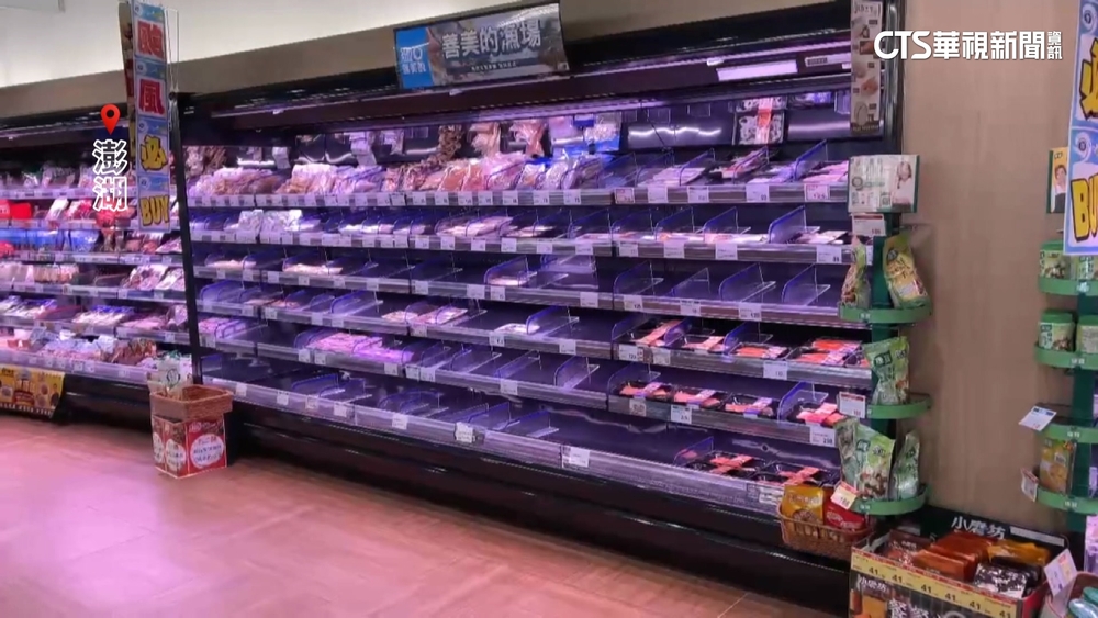 貨架空蕩蕩！　丹娜絲颱風來襲　居民.遊客都來搶物資