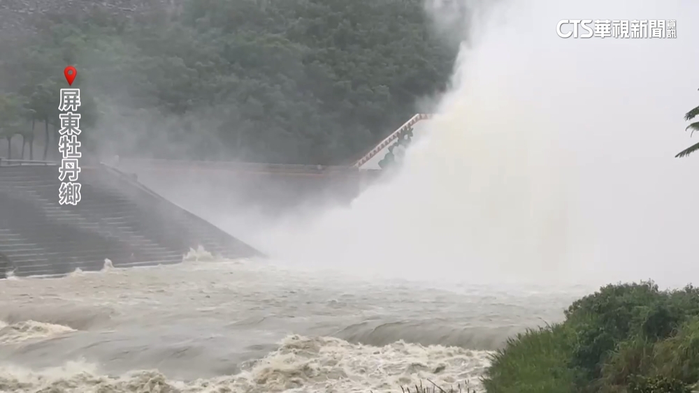 丹娜絲挾超大豪雨！　屏東牡丹水庫洩洪水花驚人