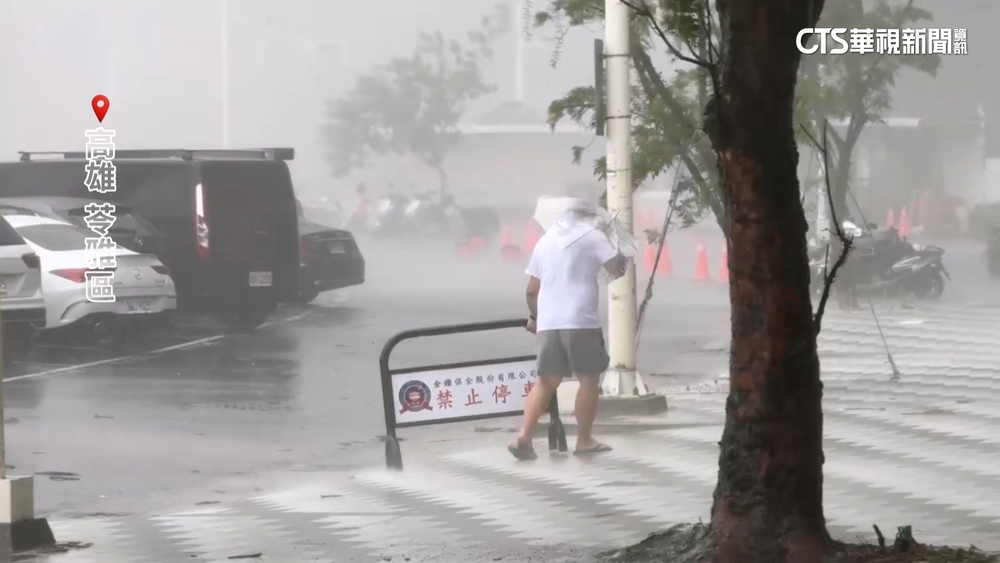 丹娜絲來襲！高雄颳10級強風　雨開炸「階梯變瀑布」