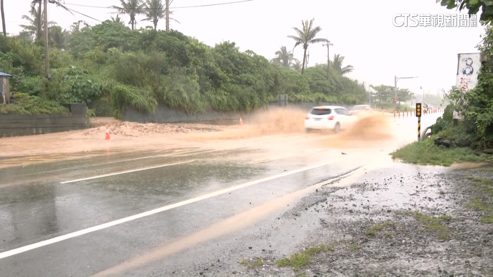 風雨來襲！台東達仁鄉溪水暴漲　市區積淹水騎士險摔
