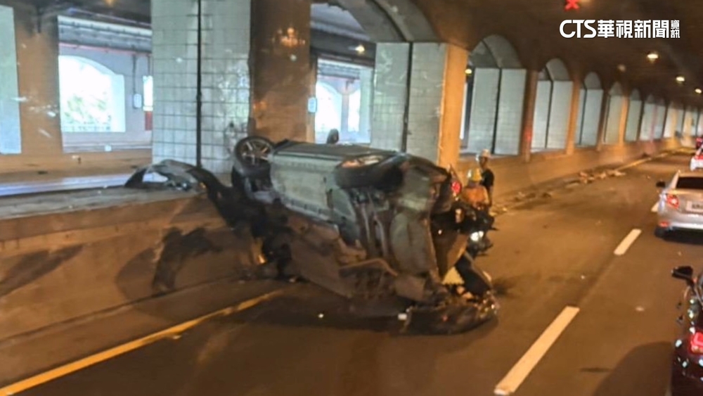 恐怖車禍！　「鳳鼻隧道」聯結車超車失控　駕駛自撞亡