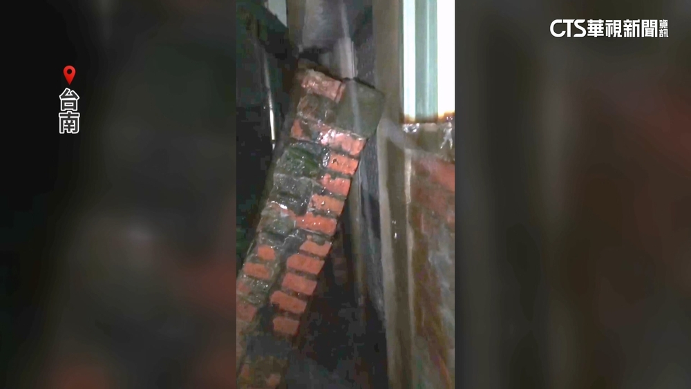 颱風強襲台南！　賣場玻璃門碎裂.磚牆傾倒鐵皮吹落