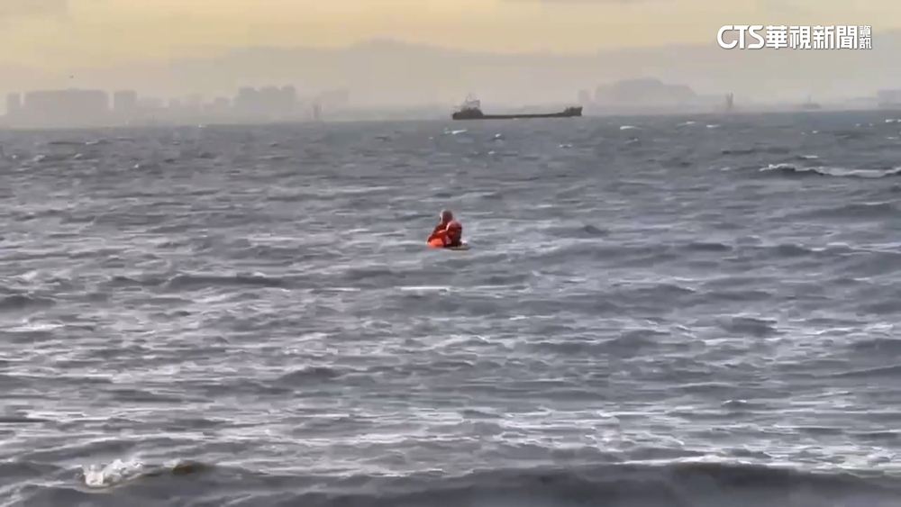 颱風襲金門！　民眾闖管制區採蚵受困　海巡馳援
