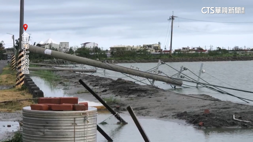 台南七股掀16級風　電桿連根拔「無電可用」