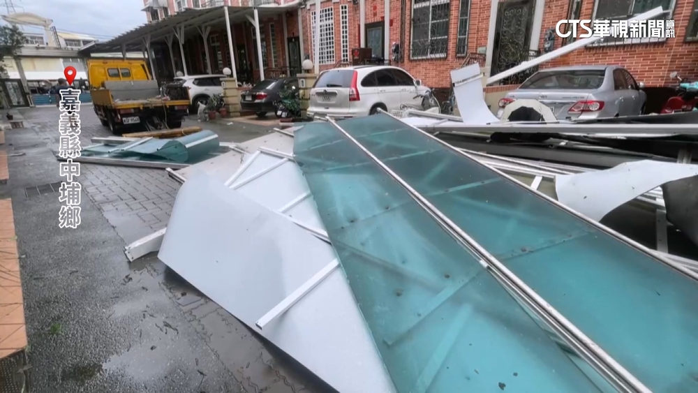 丹娜絲狂風！　民宅遮陽板「整排掀飛」住戶險受困