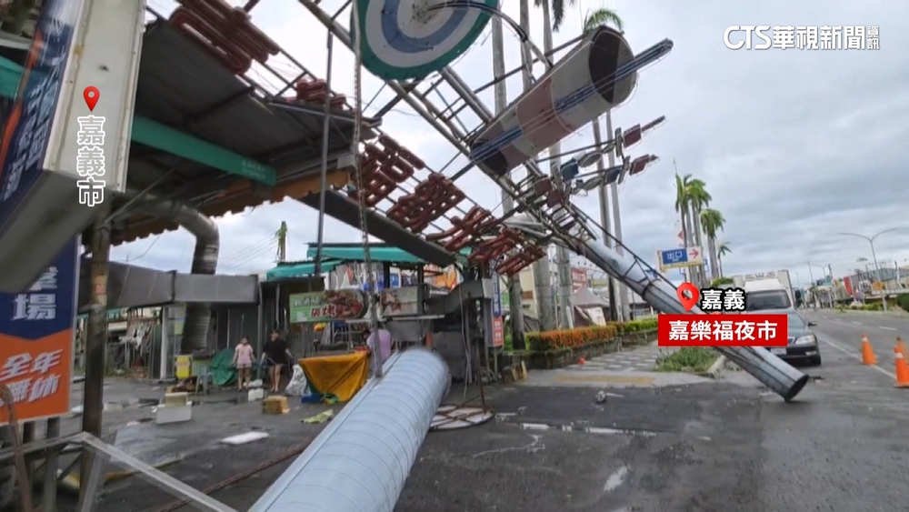 嘉義市區重創！文化路夜市招牌吹落　嘉樂福門面倒