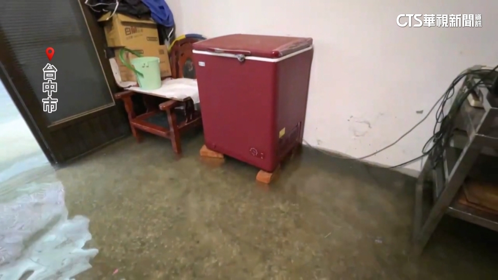 台中海線大雨狂下2hrs　沙鹿20戶人家水淹小腿.冰箱泡水
