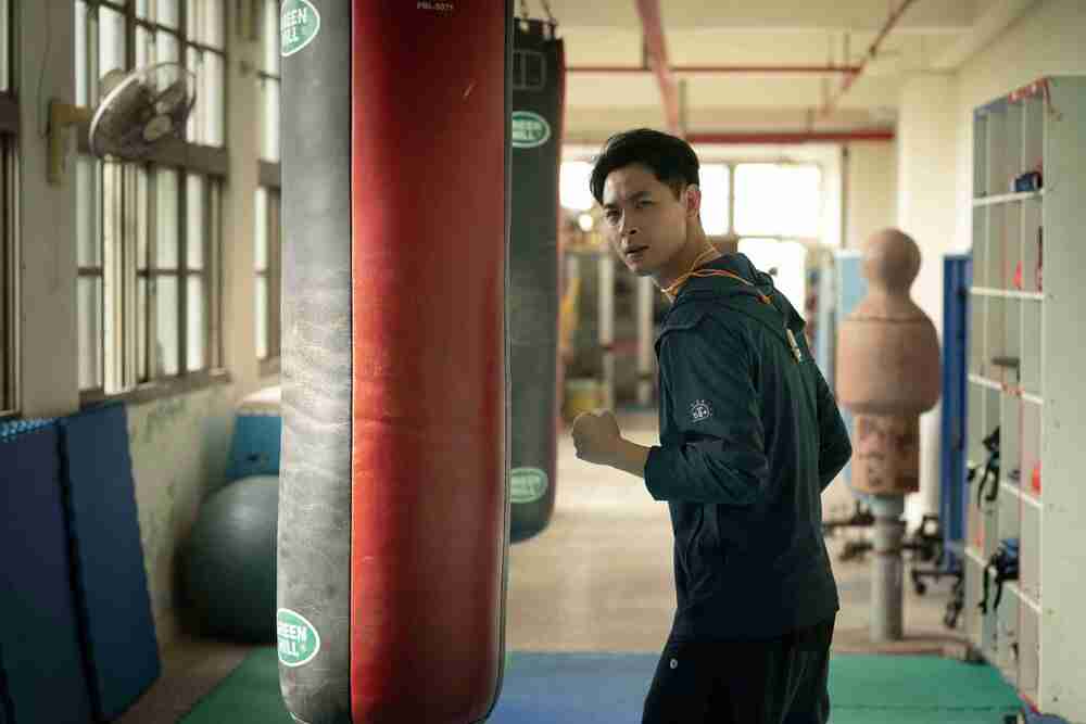 連晨翔在《拜六禮拜》中飾演一位高中拳擊教練