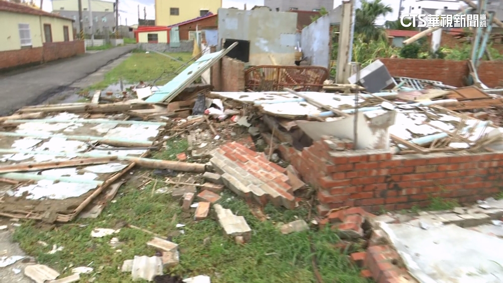 颱風丹娜絲重創台南　八旬翁遭屋瓦砸醒幸無大礙