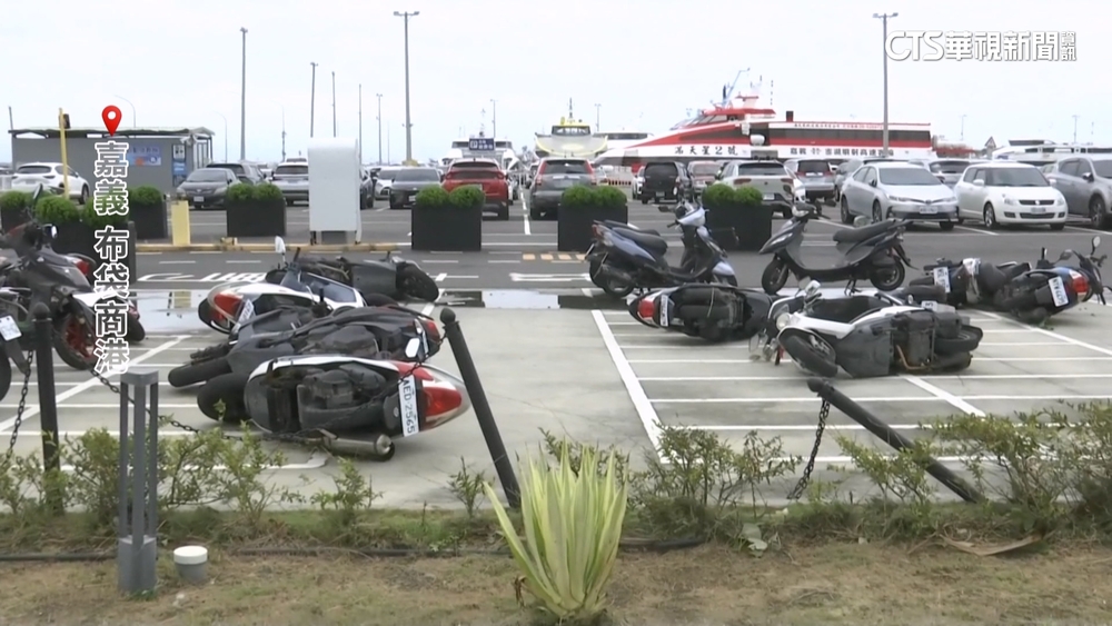 丹娜絲襲布袋商港！　停車場汽.機車飄移相撞吹落海
