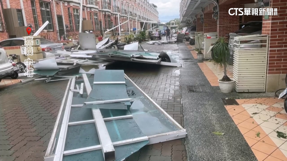 丹娜絲狂風襲嘉義社區　遮陽板「整排遭吹掉」