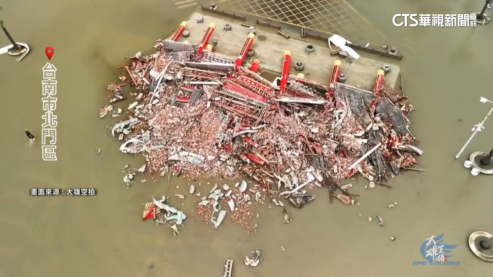 震撼空拍曝！　水淹南鯤鯓代天府　牌樓.檜木圓柱全倒