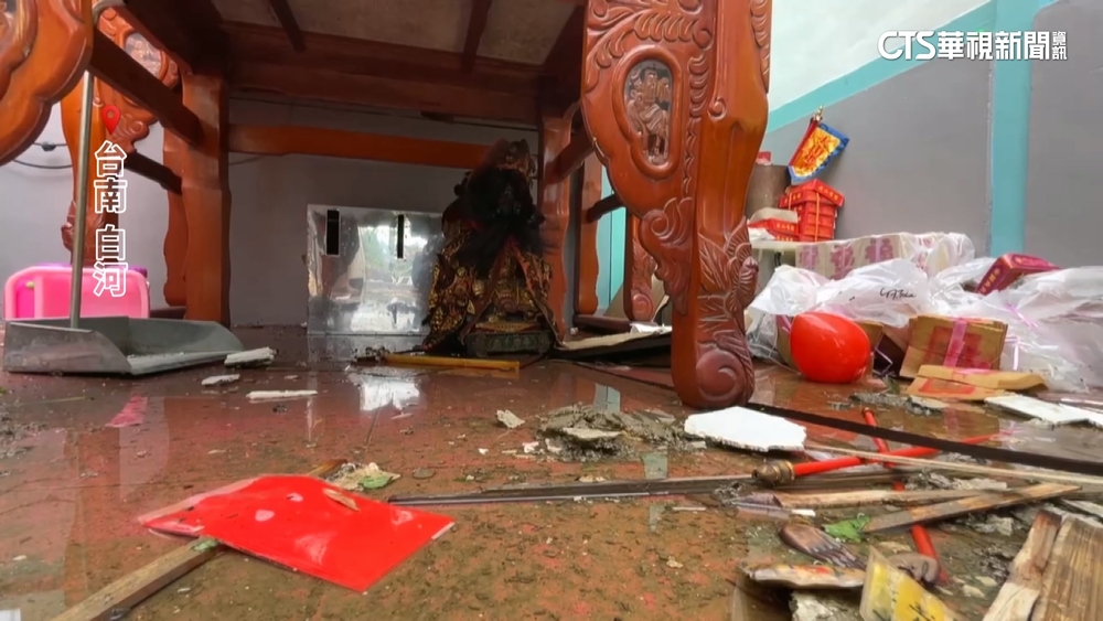 慘！古厝屋頂吹至隔壁農田　神明廳神像請至桌下避難