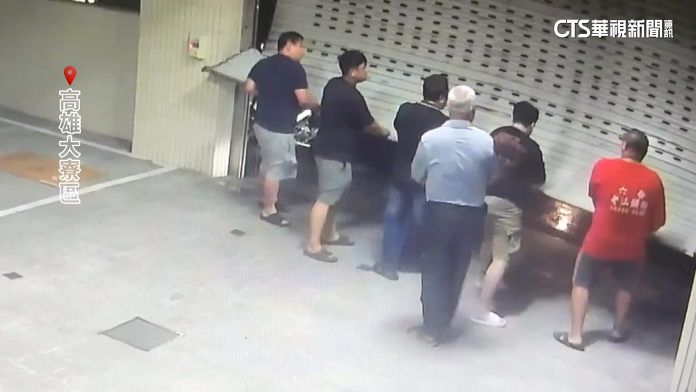 高雄吹強風！華廈鐵捲門隨風飄　壯丁肉身護門