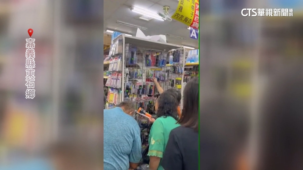 嘉義停電戶數破10萬　民眾搶購手電筒　全家悶熱擠屋內