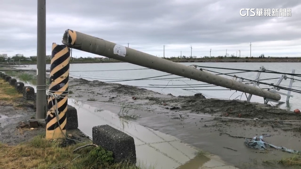 七股中寮里「電線桿倒整排」　居民沒水電用住「露天民宅」
