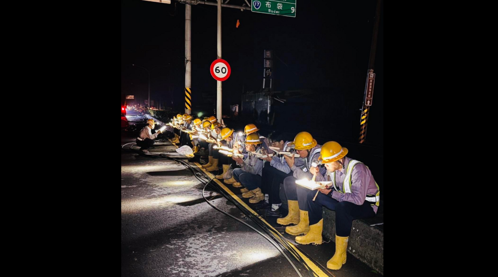 颱風強襲！台南多戶停電　台電漏夜搶修「坐路邊吃便當」網感動