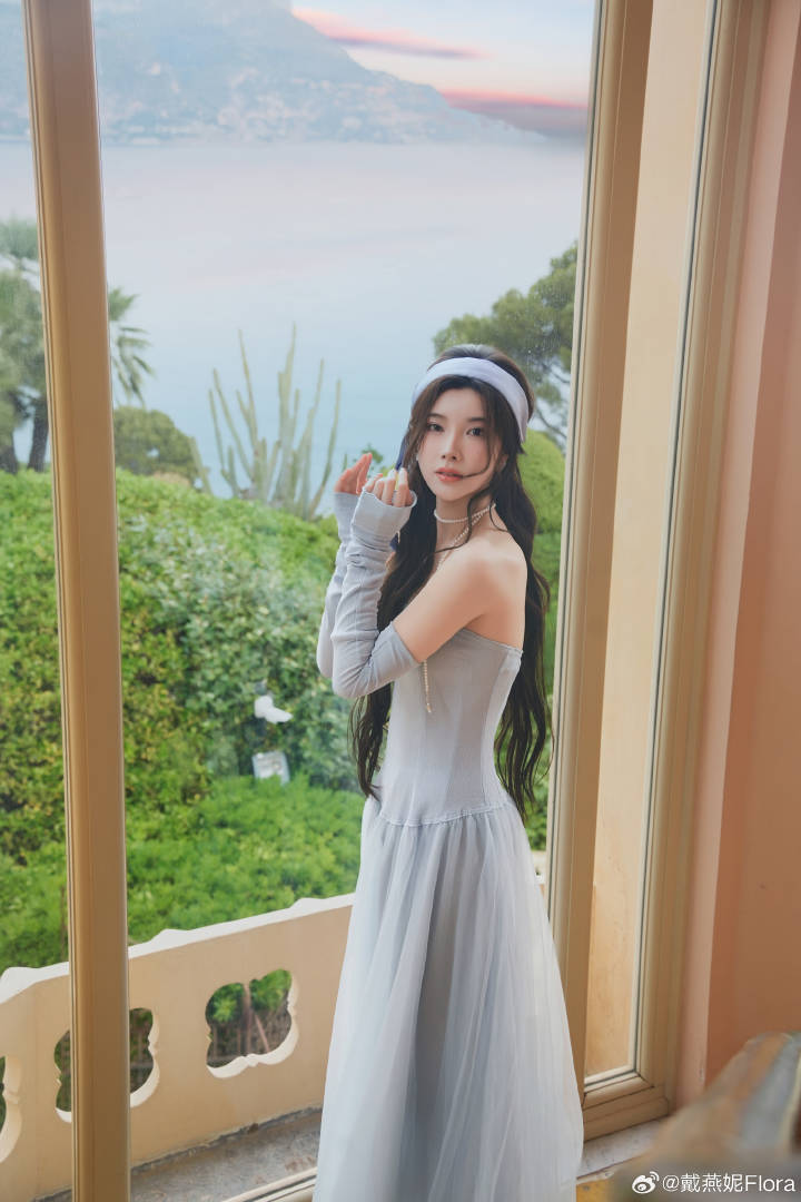 中國女星巴黎遇「破窗搶劫」！黑衣人迅速奪包　車內全是碎玻璃