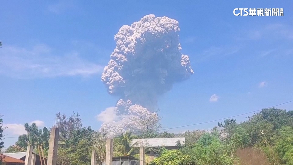 印尼火山噴發飄大量火山灰　峇里島航班取消