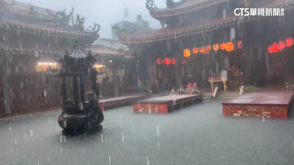 國家警報響！1小時雨135毫米　鹿港天后宮淹水