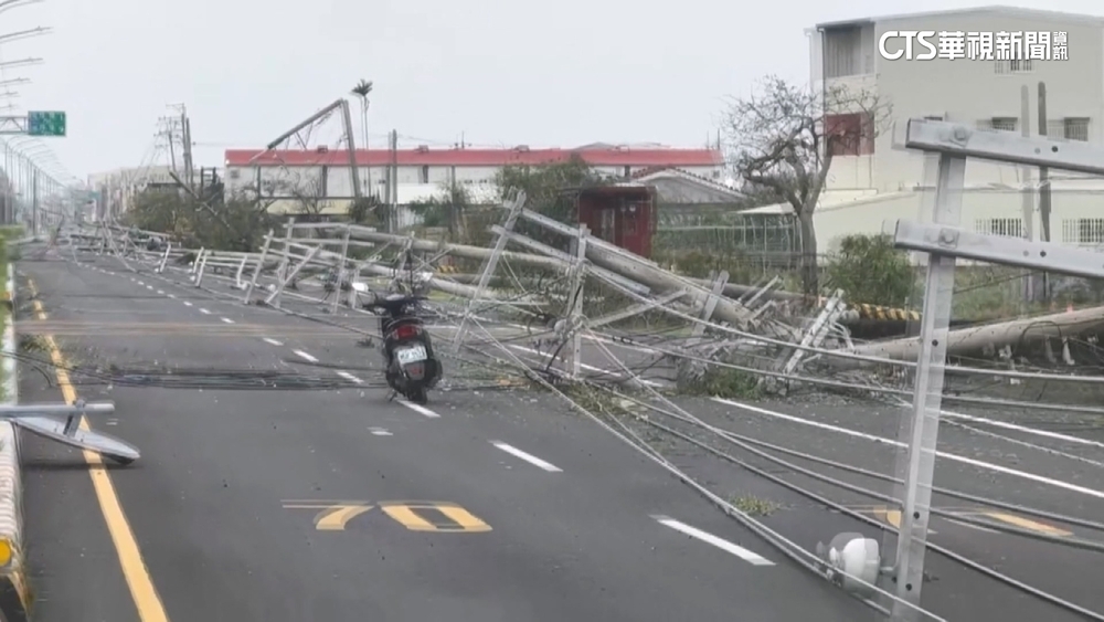台南佳里成重災區！　多支電線桿遭吹倒「無電可用」