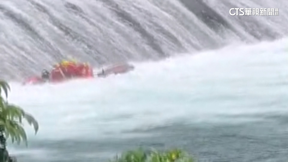 新店廣興橋救溺水翻船　1民眾及1消防送醫不治