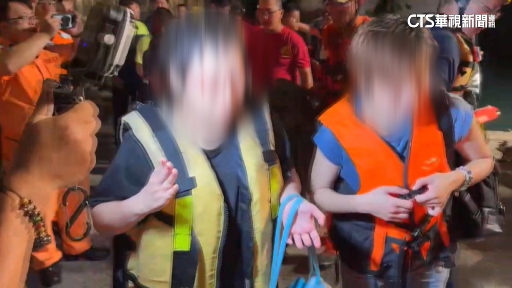 2女遊八斗子遇漲潮受困　消防出動救生艇成功救援