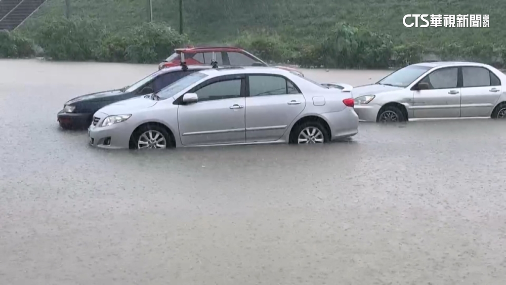 南投暴雨襲　貓羅溪岸邊停車場成黃色汪洋