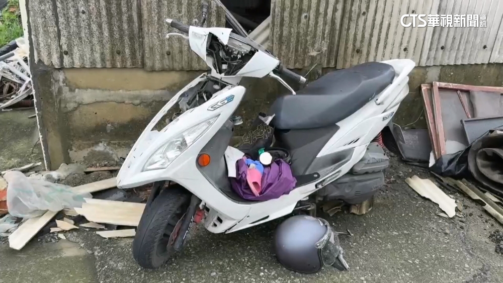 疑路面積水機車失控打滑　六旬看護摔進水溝身亡