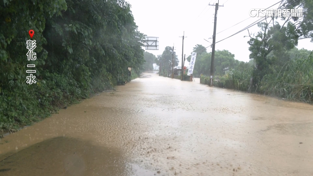 二水員集路積積水！騎士車熄火受困　華視團隊協助搶救