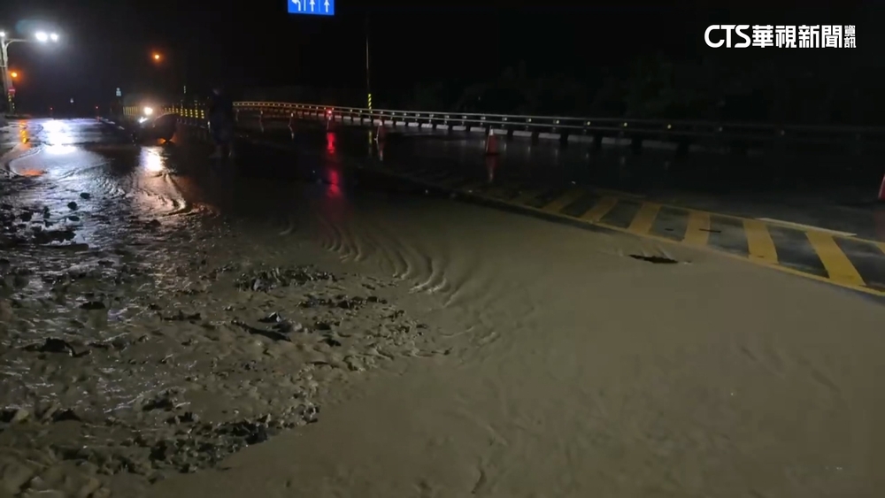 台9線南興路段野溪溢出　地面布滿泥流急管制