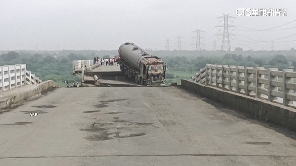 印度43年大橋崩塌　約5輛車墜河至少10死