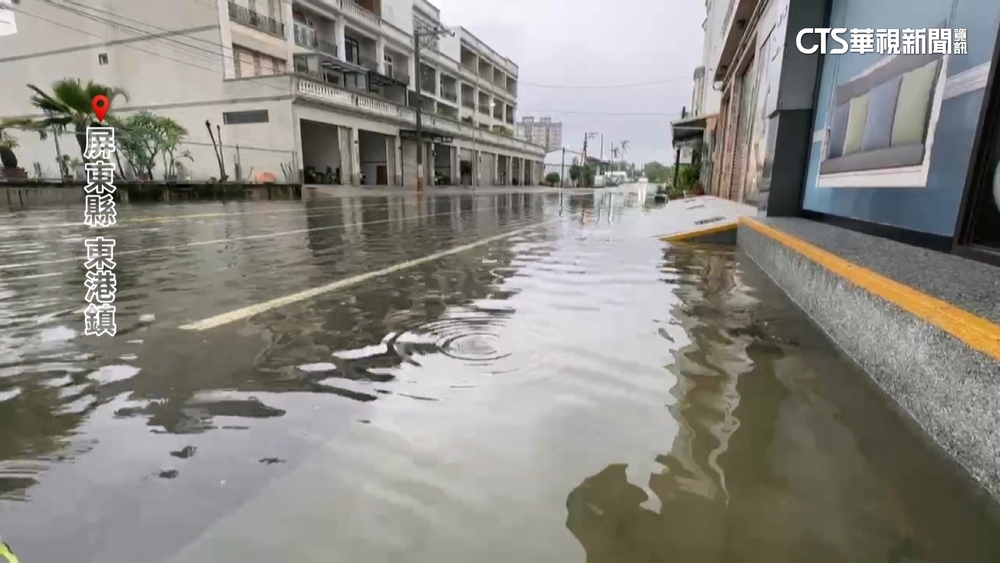 颱風尾雨勢強又逢漲潮！　東港又積水漫進屋　路淹腳踝