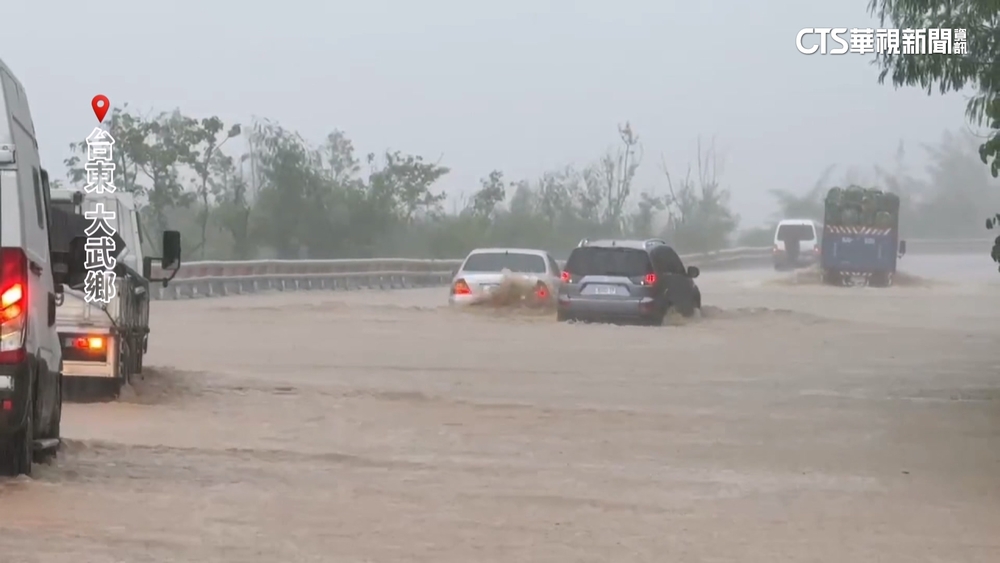 紫爆超大豪雨轟台東　驚！溪暴漲漫橋「住家在旁」