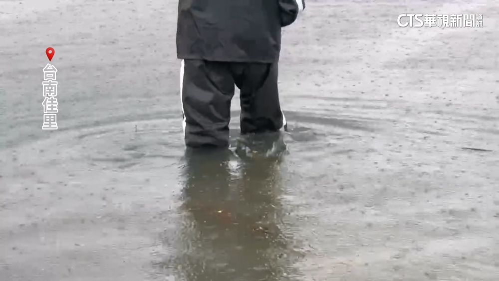 雨灌台南！　積水淹過小腿　適逢大潮居民苦不堪言