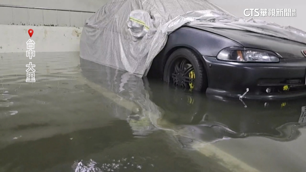 大雨炸台中！　公園地下停車場變汪洋　慘淹近半輪胎高