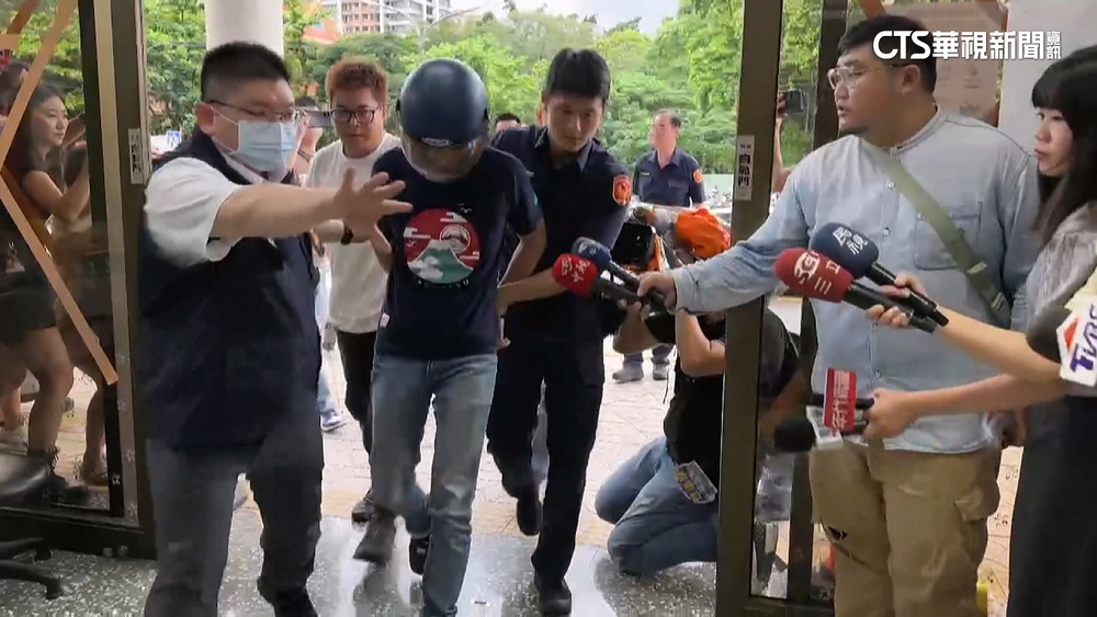 又是違反保護令案！土城男當街毆打孩　警迅速拘提