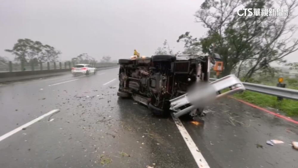 天雨路滑自撞？　國中棒球隊賽事途中車禍　8人送醫