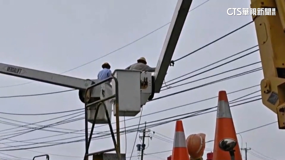 颱風襲嘉南一度停電破50萬戶　台電總動員搶修.民眾道謝
