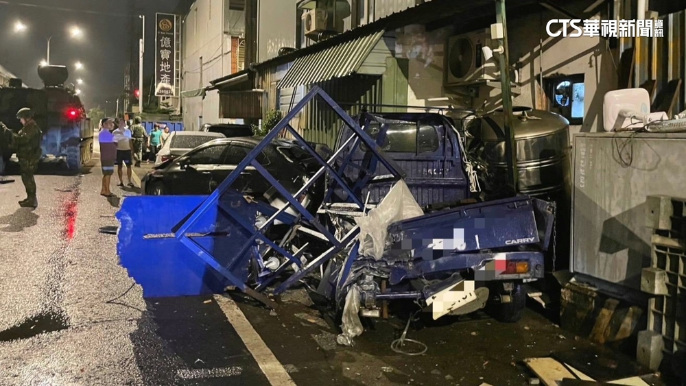國軍M109自走砲車　移防失控衝撞桃園民宅毀路邊4車